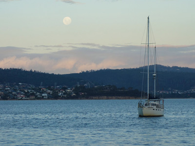 Moon at the Battery, Hobart › January 2016.