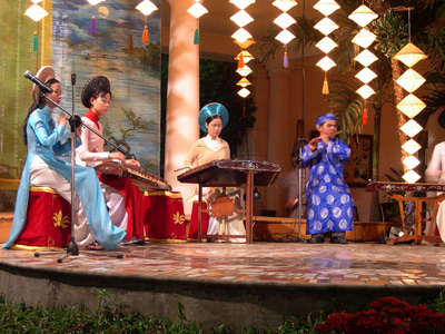 Court Musicians, Morin Saigon ›
  February 2005.