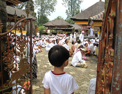 Boy Viewing Worshippers, Danau Bratan › February 2011.