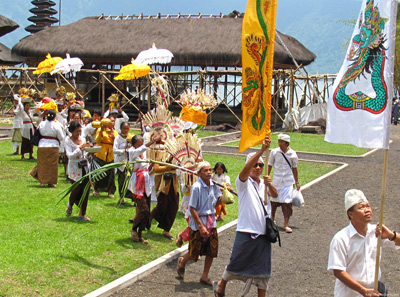 Procession, Pura Danau Bratan ›
  February 2011.
