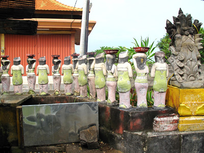 Balinese women statues, Pelasa
  Hotel, Kuta › February 2011.