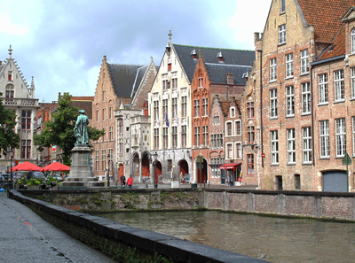 Hans Memling Statue › August
  2012.